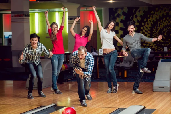 Veselí Přátelé Bowlingu Míčky — Stock fotografie