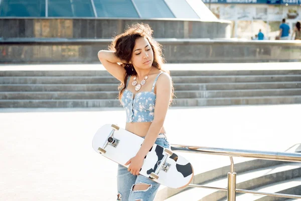 Jovem Menina Raça Mista Posando Com Skate Livre — Fotografia de Stock