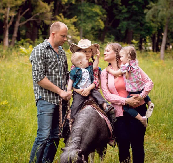 Glad Familj Går Med Ponny Häst Park — Stockfoto