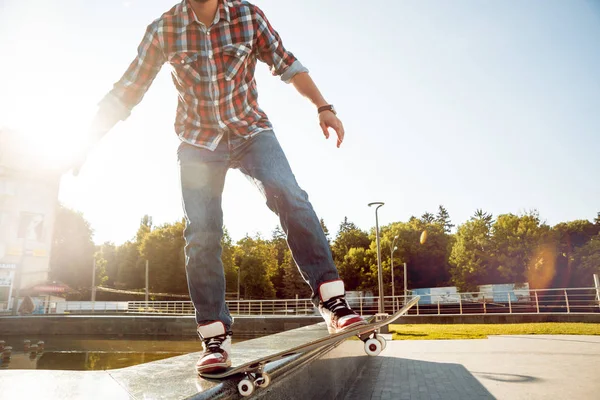 Bijgesneden Afbeelding Van Jonge Man Skateboard Rijden Stadsplein — Stockfoto