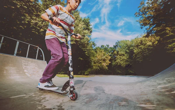 Boy Naik Skuter Menendang Taman Skate — Stok Foto