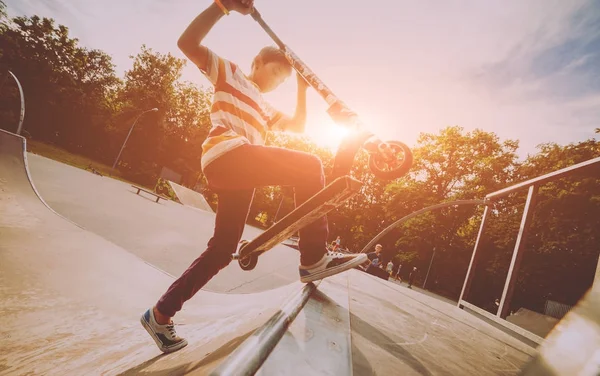 Jongen Rijden Een Scooter Kick Skatepark — Stockfoto