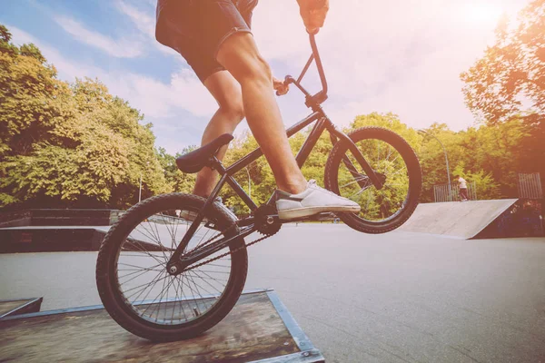 スケート公園の Bmx に乗ってティーンエイ ジャー — ストック写真