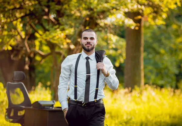 Joven Buisnessman Con Barba Trabajando Parque Concepto Trabajo Remoto — Foto de Stock