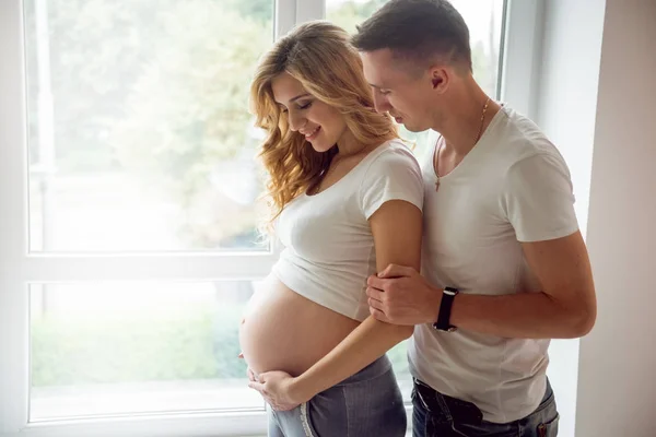 Jonge Zwangere Vrouw Haar Echtgenoot Wachten Baby — Stockfoto