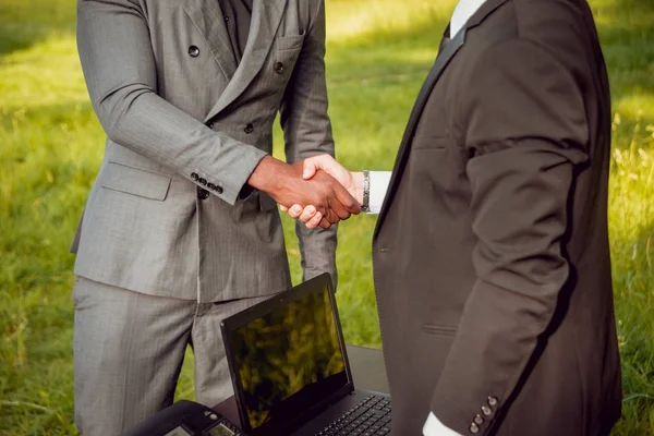 Dos Jóvenes Empresarios Multiculturales Trabajando Parque Concepto Trabajo Remoto —  Fotos de Stock