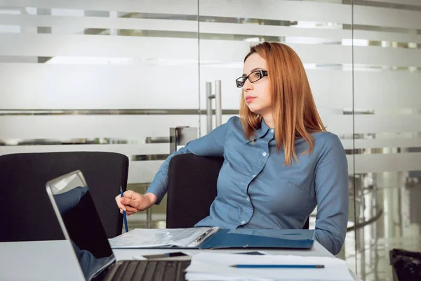 Jovem Trabalhador Escritório Regular Feminino — Fotografia de Stock