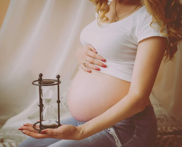 Młoda Kobieta Ciąży Łóżku — Zdjęcie stockowe