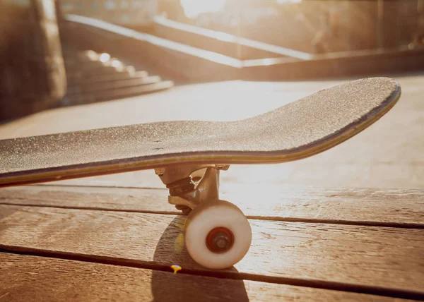 Skateboard Auf Der Granitplatte Vor Dem Hintergrund Eines Brunnens — Stockfoto