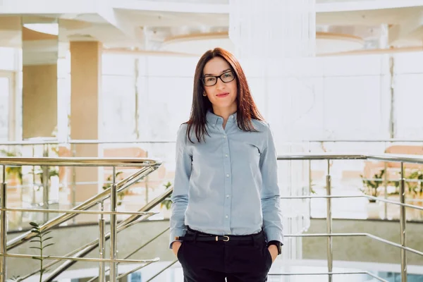 Empresária Morena Confiante Óculos Salão Escritório — Fotografia de Stock