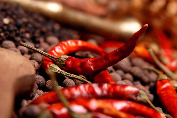 Pimenta Vermelha Pimenta Preta Fundo Escuro — Fotografia de Stock