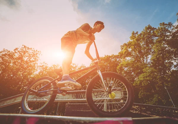 Adolescente Montando Bmx Skate Park — Foto de Stock