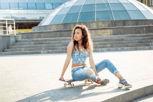 Genç karışık yarış kız açık havada kaykay ile poz