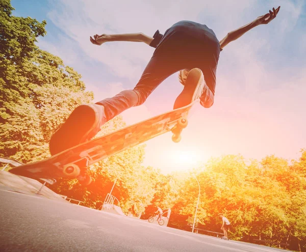 Jovem Skatista Fazendo Truques Parque Skate — Fotografia de Stock