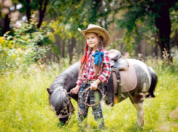 Menina Com Tranças Chapéu Cowboy Andando Com Pônei Parque — Fotografia de Stock