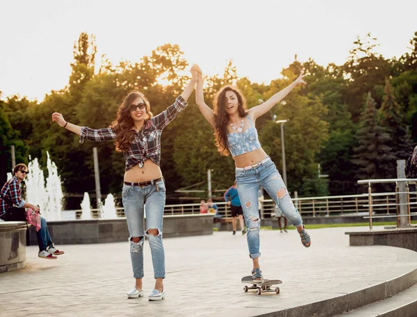 Zwei Junge Mädchen Haben Spaß Mit Skateboard Freien — Stockfoto