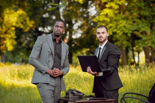Zwei Junge Multikulturelle Geschäftsleute Bei Der Arbeit Park Konzept Der — Stockfoto
