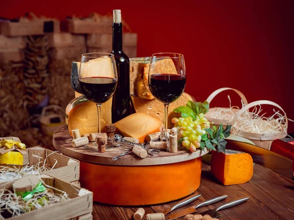 Formaggio Vino Tavolo Legno — Foto Stock