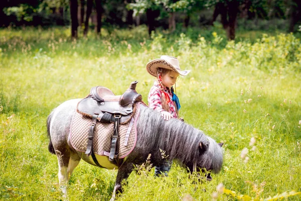 Kislány Zsinórra Cowboy Kalapban Póni Park Séta — Stock Fotó