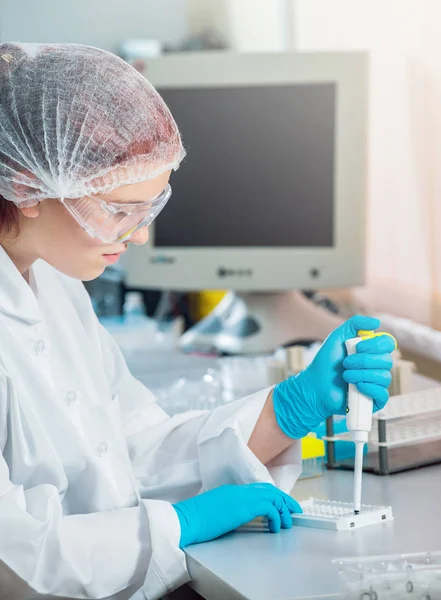 Laboratuvar çalışmalarında güler Medic personeli.