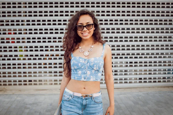 Genç çekici karışık yarış kız garaj kapıları önce ayakta