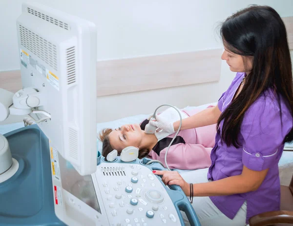 Doctor Patient Ultrasound Equipment Diagnostics Sonography — Stock Photo, Image