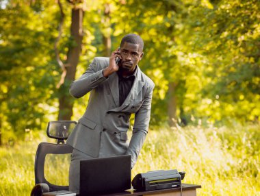 Afrika buisnessman Park'ta çalışma. Uzak iş kavramı.