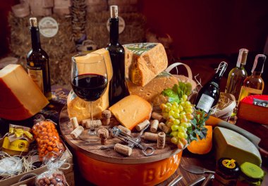 Güzel ve zengin kompozisyon çeşitli peynir ve şarap ile fındık ve üzüm ile