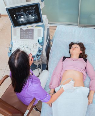 Doktor ve hasta. Ultrason cihazları. Teşhisler. Sonografi.