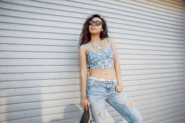 Gündelik kıyafeti açık havada kaykay ile poz Orta Doğu görünümü ile güzel kız