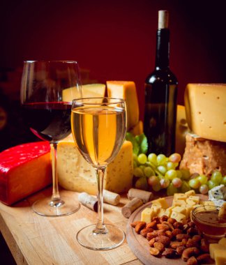 Güzel ve zengin kompozisyon çeşitli peynir ve şarap ile fındık ve üzüm ile