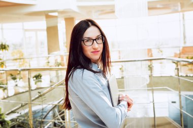 Ofis salonunda bardaklarda emin esmer işkadını