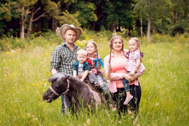 Midilli atı Park ile neşeli aile yürür