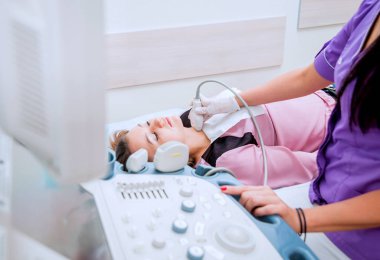 Doktor ve hasta. Ultrason cihazları. Teşhisler. Sonografi.