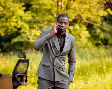 Afrika buisnessman Park'ta çalışma. Uzak iş kavramı.