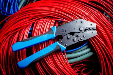 Elektrik donatımı. Elektrik kablo ve crimper.