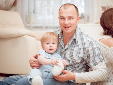 Baba evde oğluyla oynuyor.