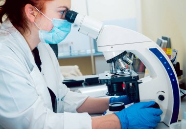 Mikroskop ile laboratuvar çalışmalarında Sıhhiye personeli