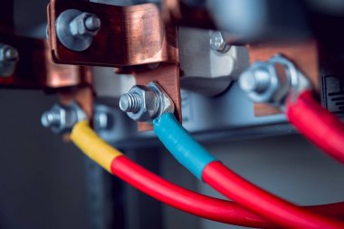 Elektrik donatımın kapatın. Çok renkli kablolar.