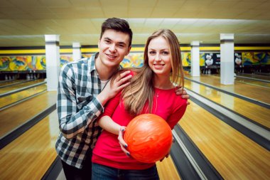 Güzel kız ve delikanlı bovling topu ile