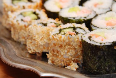 Plaka üzerinde karidesli Sushi