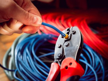 Elektrik donatımı. Elektrik kablo ve crimper.