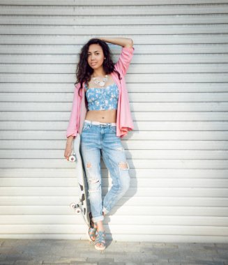 Genç karışık yarış kız açık havada kaykay ile poz