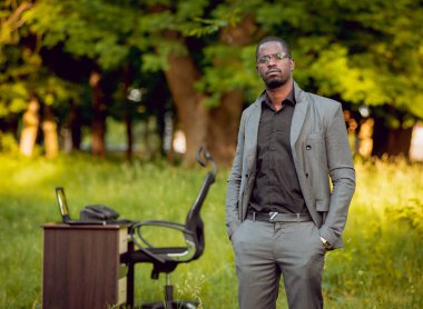 Park içinde İşte genç Afro-Amerikalı iş adamı. Uzak iş kavramı.