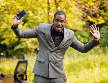 Park içinde İşte genç Afro-Amerikalı iş adamı. Uzak iş kavramı.