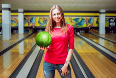 Bovling topu ile poz güzel beyaz kız