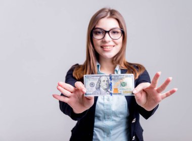 İşkadını gözlüklü yüz dolarlık banknot ile