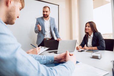 Takım toplantısı. İş stratejisi tartışılması.