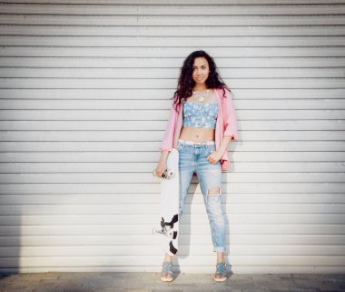 Gündelik kıyafeti açık havada kaykay ile poz Orta Doğu görünümü ile güzel kız