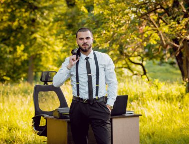 Genç işadamı park içinde işte. Uzak iş kavramı.